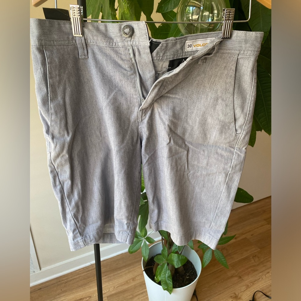 Men’s flat-front chino shorts. Volcom size 30, light gray